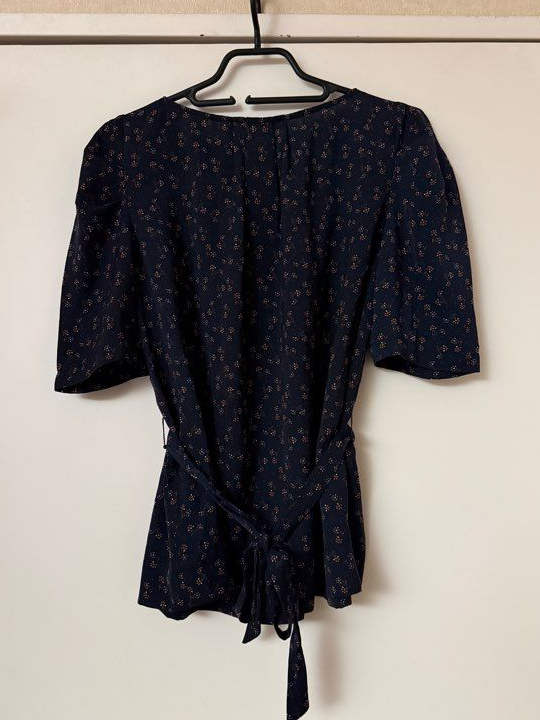 Blouse Monoprix bleu marine fleurie taille 38