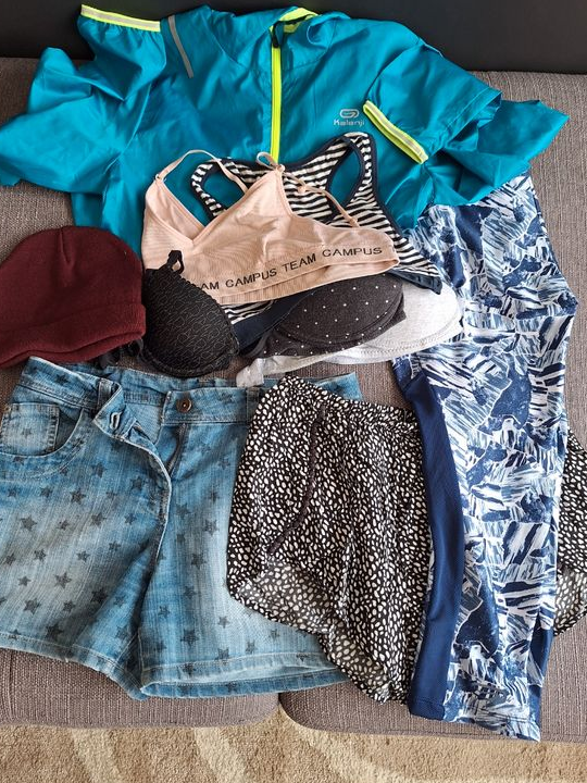 35 vêtements fille xs/s , parfait état