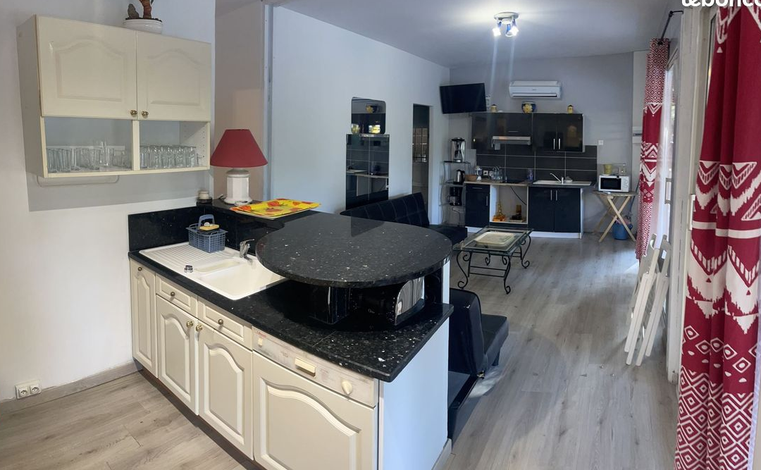 VILLA 160 m² - 11. Pers / a 5 mn plage- climatisé - 6 chambres - 5 salles de bains- 12 pers- PISCINE : 10 m x 5 m sur DOMAINE PRIVE de 6000 m² de verdure hors Lotissement,