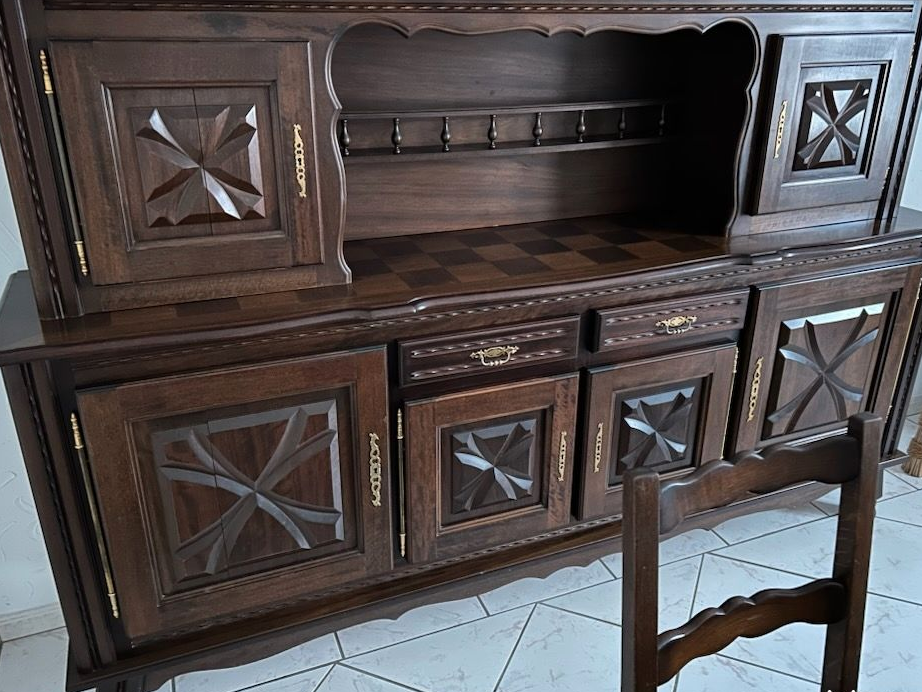 Vend salle à manger complète style espagnole en chêne un buffet avec une table avec rallonge et 6 chaises en paille plus un lustre. En trés bon état. Règlement en main propre uniquement