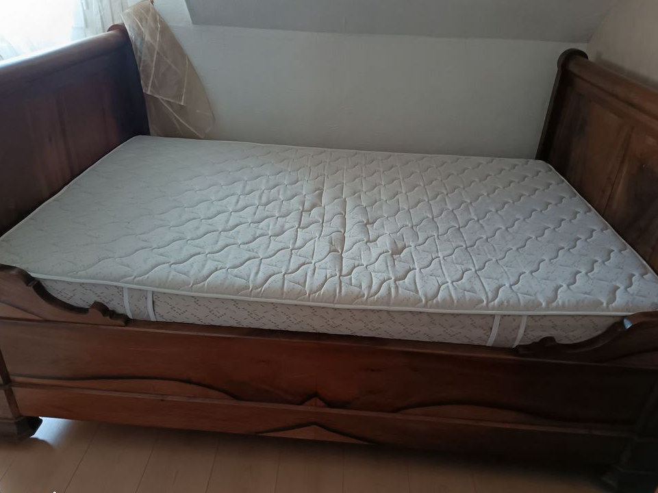 LIT DE COIN Louis Philippe avec literie sur mesure/ 1,83 m longueur intérieure ----largeur 1,23 m très bon état/ démontable merisier 110  espèces sur place