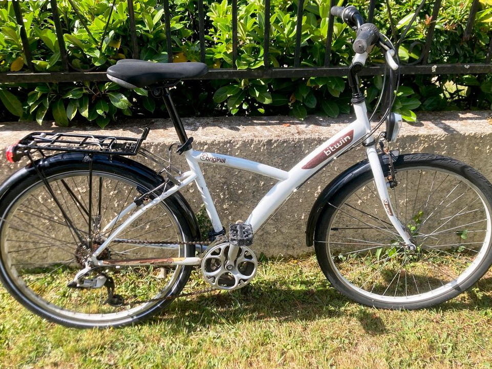 Vélo DECATHLON-ADULTE mixte 1M40 à1m75-roues26 pouces-21 vitesses-porte bagages-GARDE BOUE-lumièresLEEDS NEUVES-guido réglable dans tous le sens -Révisé par mes soins-BON ETAT GENERALE