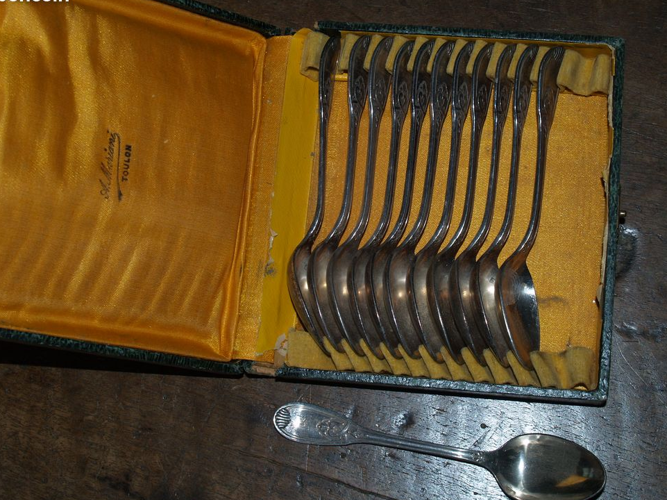 Coffret 12 petites cuilleres métal argenté TBE