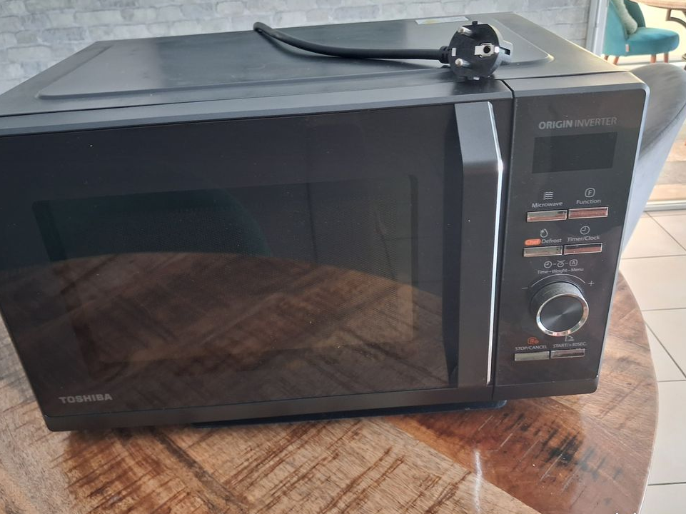 Micro-ondes grill vintage digital Toshiba 900 w état neuf