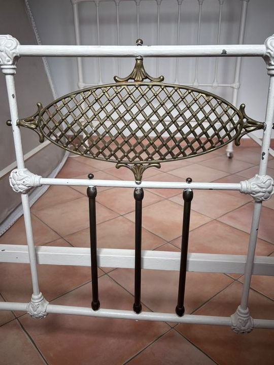 Lit ancien en fonte marque UPM