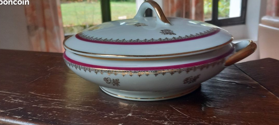 Service en PORCELAINE de LIMOGES DE 74 pièces