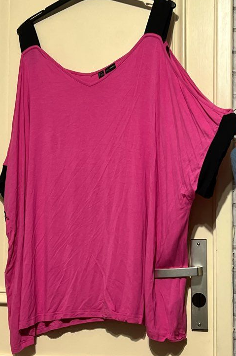 Joli ti-shirt rose neuf T 58/60