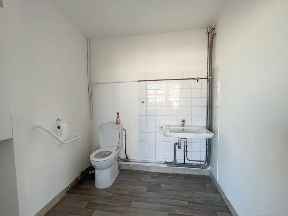 Local 79 m² Maulette