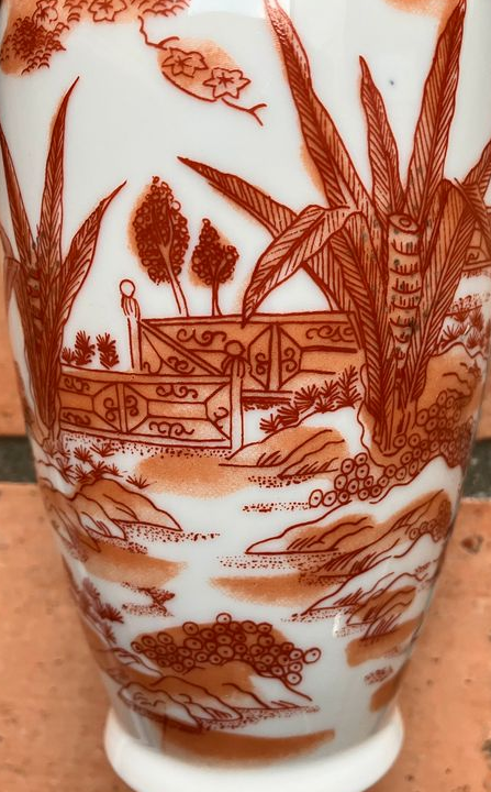 Vase décor chinois en porcelaine – rouge de fer – style asiatique vintage