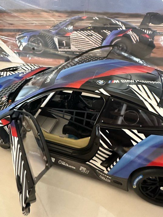 BMW m4 gt3 minichamps 1/18