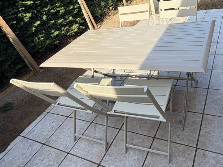Ensemble table et chaises