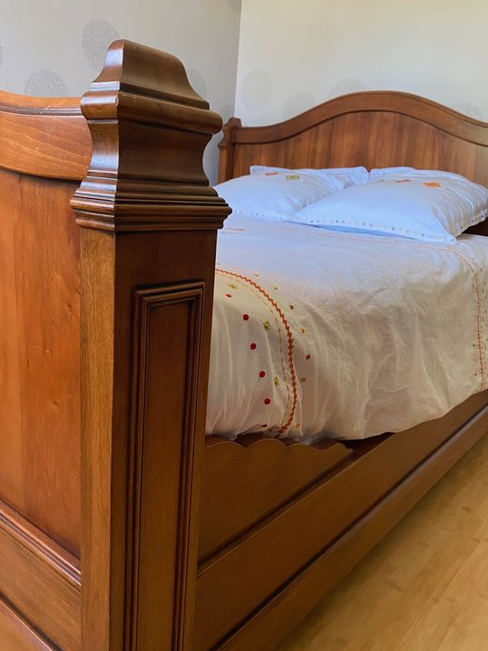 Lit noyer massif style Louis Philippe