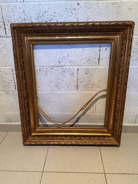 Grand cadre ancien en bois et stuc sculpté et doré – Fin XIXe – 79 × 90 cm