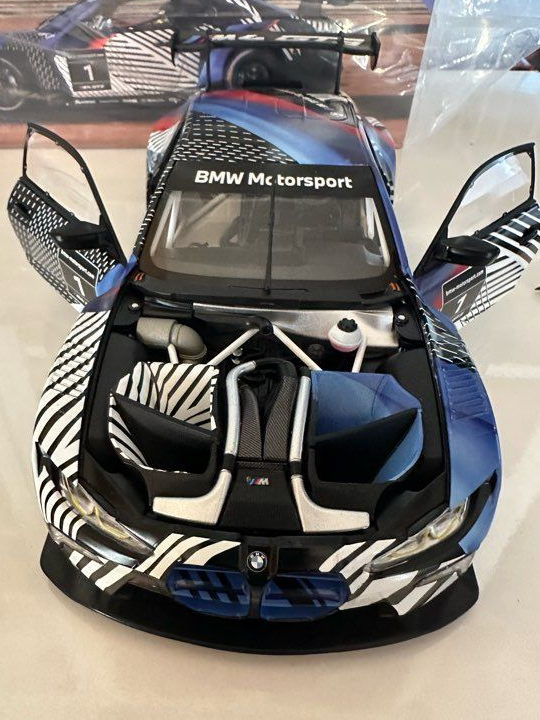 BMW m4 gt3 minichamps 1/18