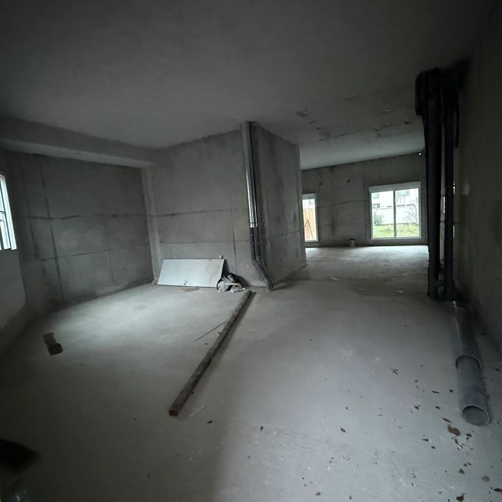 Local commercial emplacement exceptionnel bd creteil a cote de station essence esso