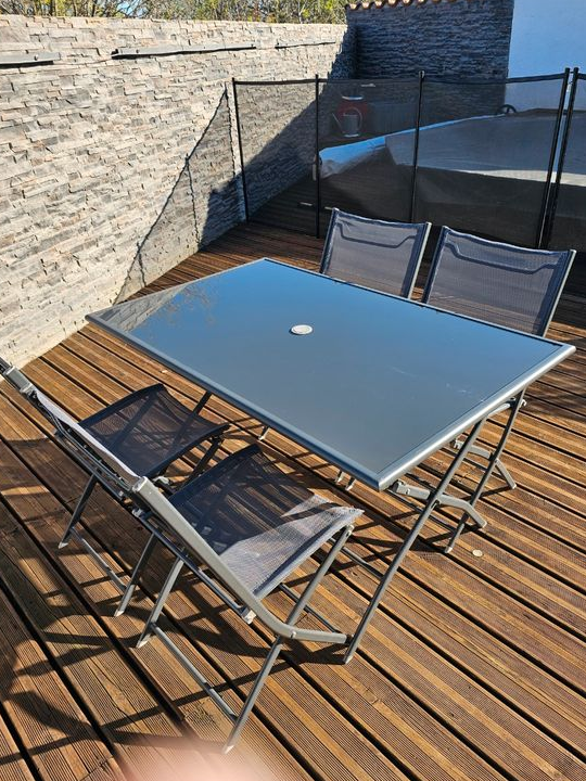 Ensemble table et chaises de jardin