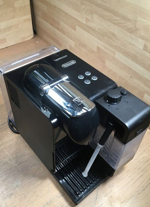 Cafetière Delonghi nespresso en520b + capsule rechargeable