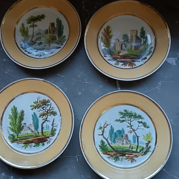 4 assiettes 18e en porcelaine de Paris