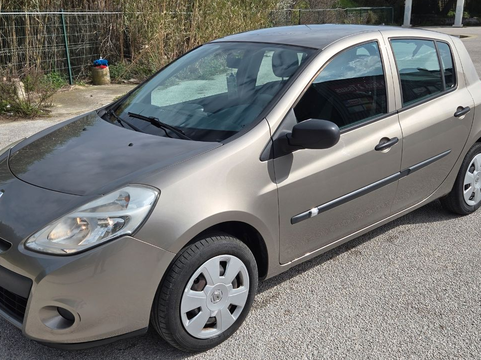 Renault clio III de 03/2012 87 497 km CT a jour entretien effectuée