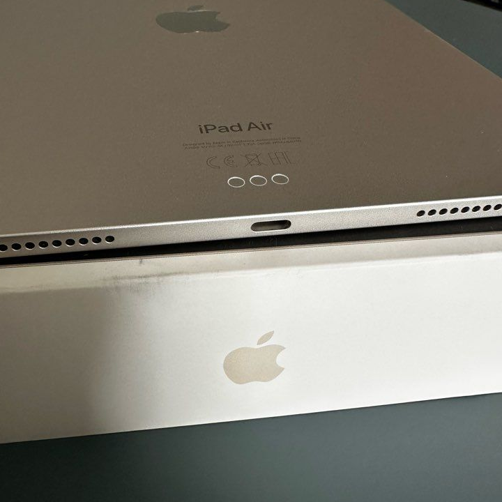 IPad Air 5 (2022) 64 Go Lumière stellaire + Smart Folio Apple