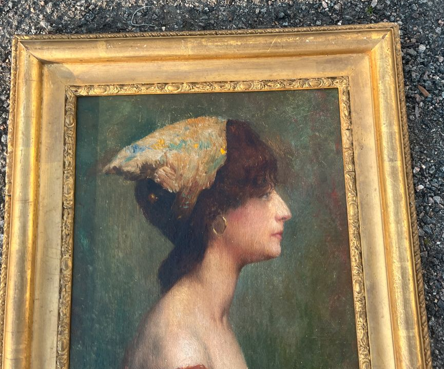 Tableau – Portrait de femme de profil au chapeau, huile sur panneau, école française, XIXe