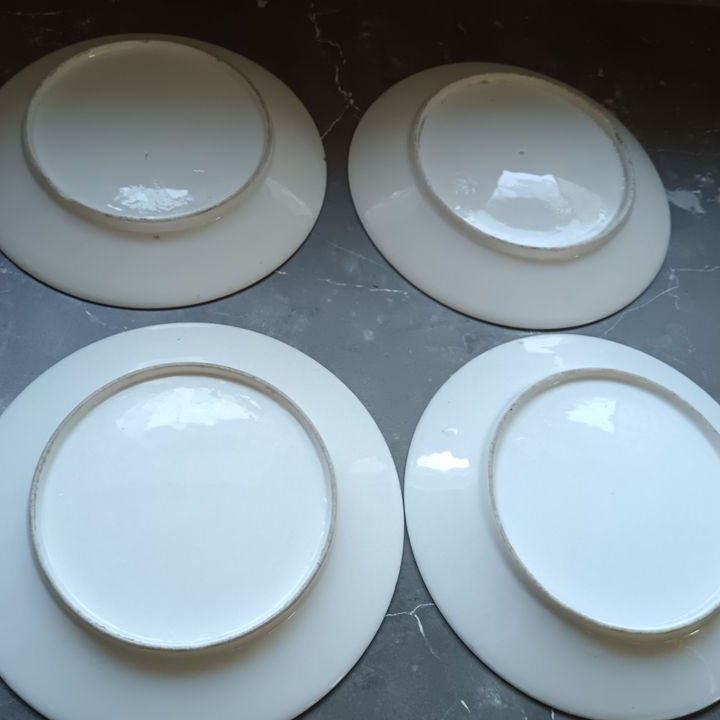 4 assiettes 18e en porcelaine de Paris