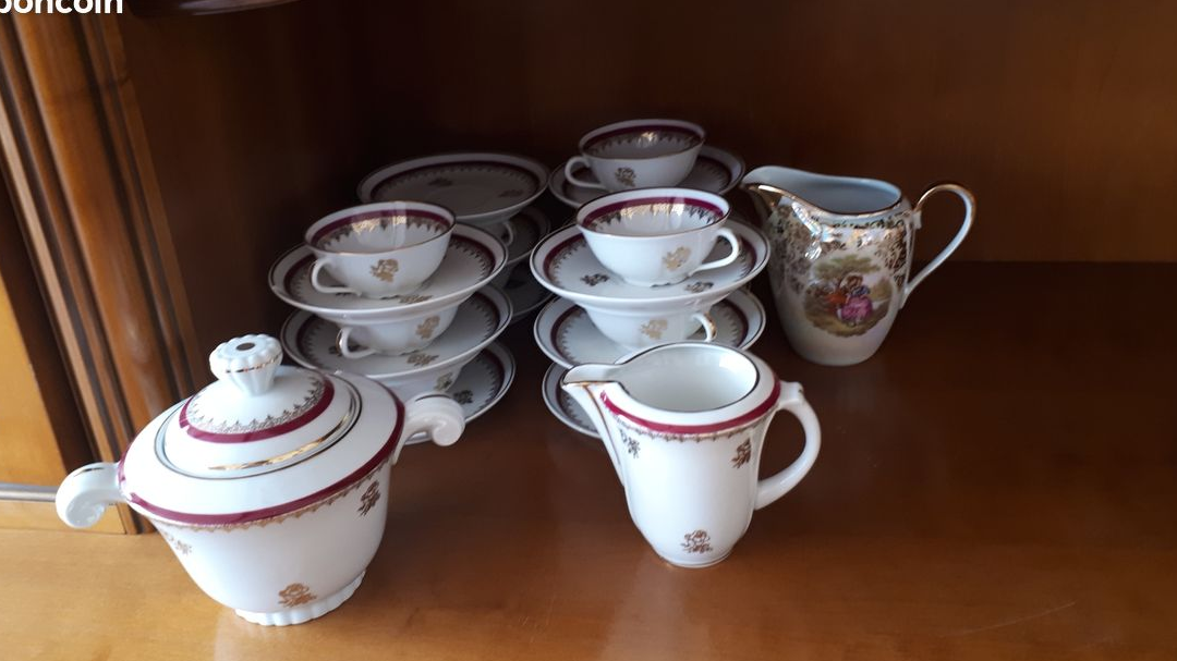 Service en PORCELAINE de LIMOGES DE 74 pièces