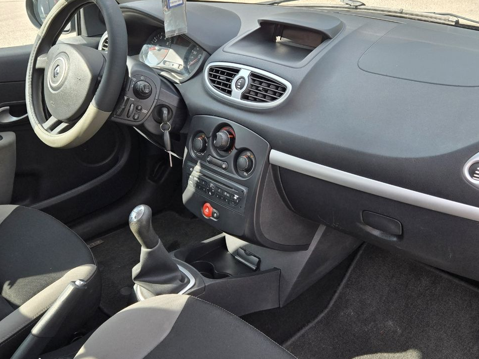 Renault clio III de 03/2012 87 497 km CT a jour entretien effectuée