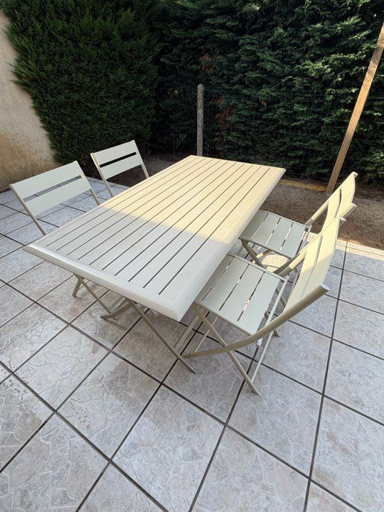 Ensemble table et chaises