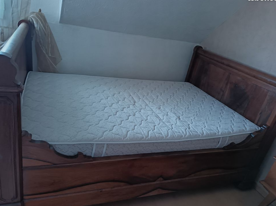 LIT DE COIN Louis Philippe avec literie sur mesure/ 1,83 m longueur intérieure ----largeur 1,23 m très bon état/ démontable merisier 110  espèces sur place