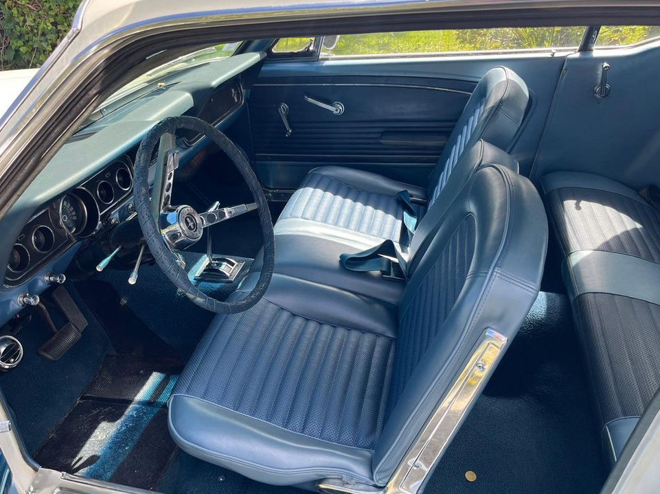 Ford mustang 1966 V8 white Wimbledon