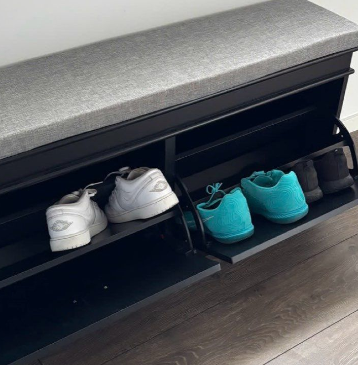Meuble à chaussures avec banc et coussin comme neuf utilisé 1 mois