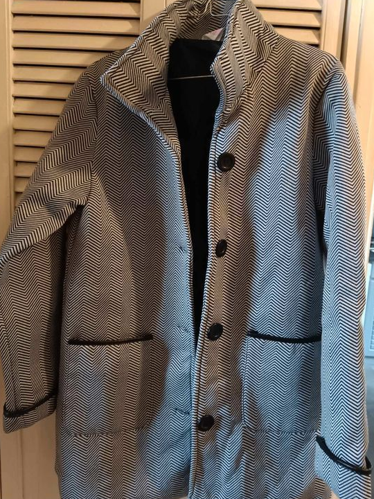 Jupe short 38/40 , Manteau quasi neuf 38/40 , Robe tunique 13e le lot