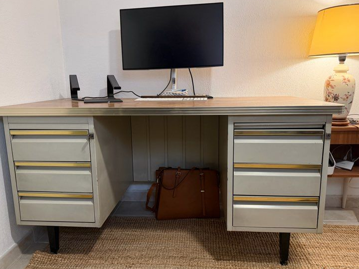 Bureau vintage en métal
