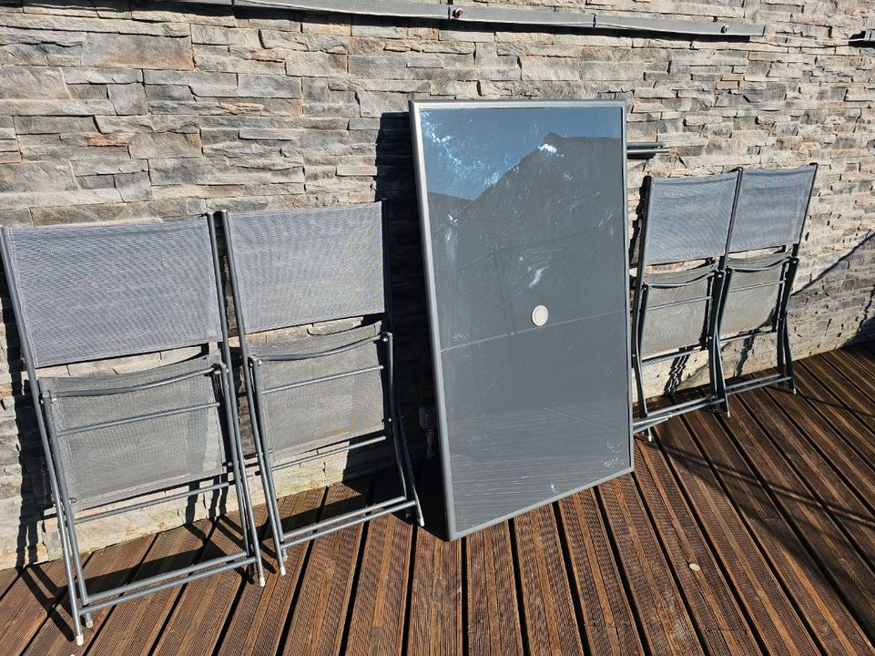 Ensemble table et chaises de jardin