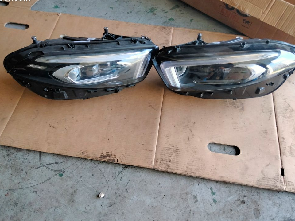 Je vends deux phare de Mercedes classe a de 2020 avant droite et avant gauche référence de pièces à 177 à 906 55 00 l'autre côté à 177 906 56 00