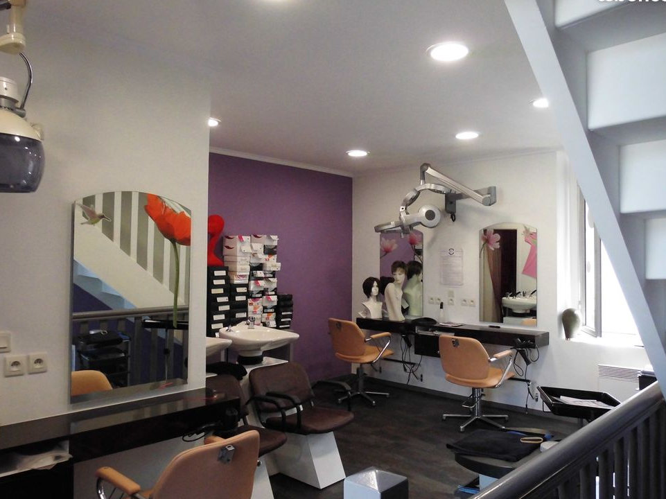 Salon de coiffure et bâtiment