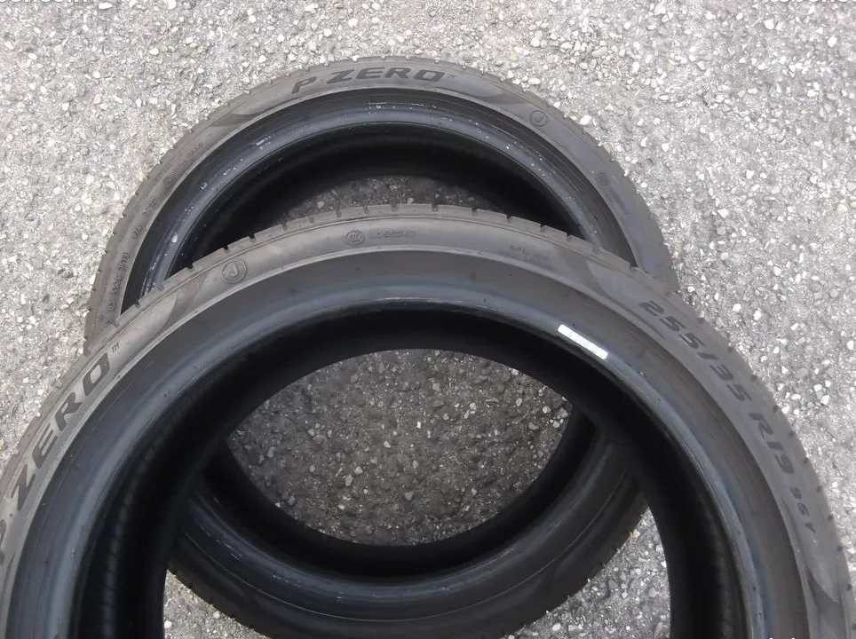 2 pneus 255/35/19 pirelli en très bon état