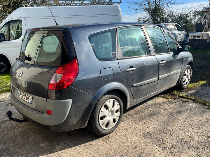 Pour pièces détachées Renault Scenic 2 phase 2 1.5 dci 110 ch année 2010