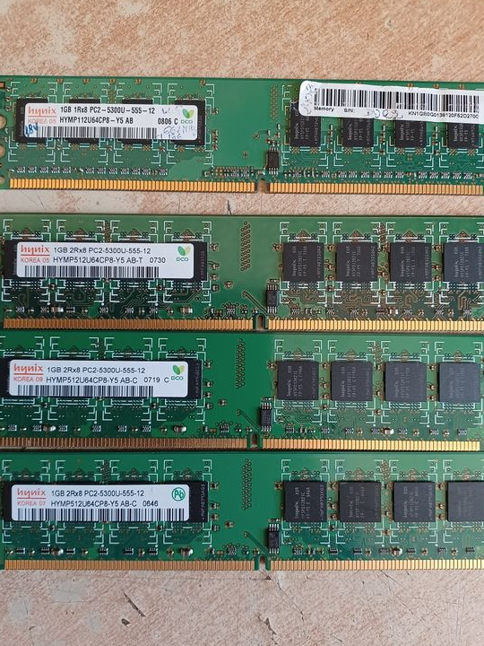 4Go DDR2 PC5300 en 4 Barrettes mémoire de 1Go Marque Hynix Bon état