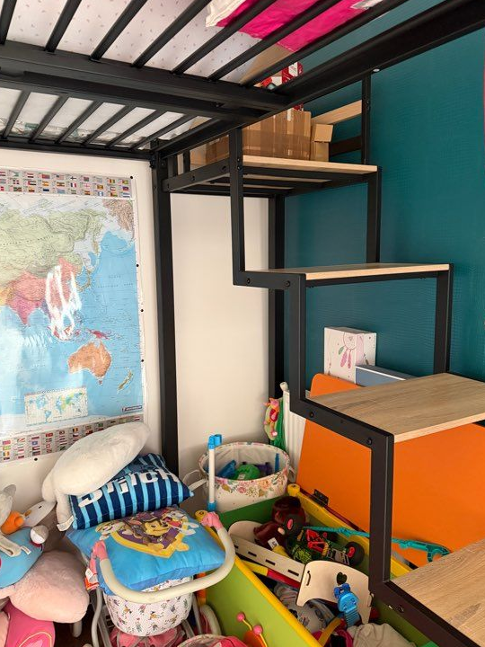 Lit haut avec marche