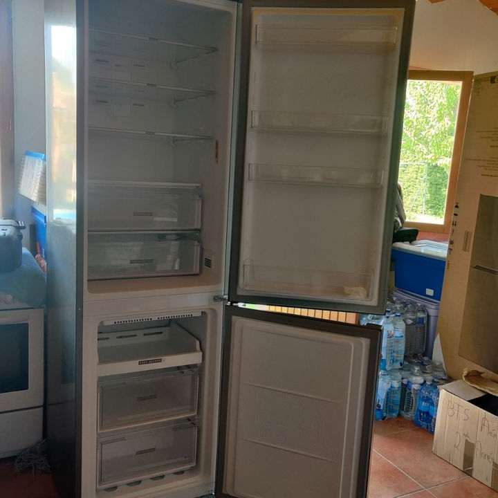 Grand frigidaire et réfrigérateur beg