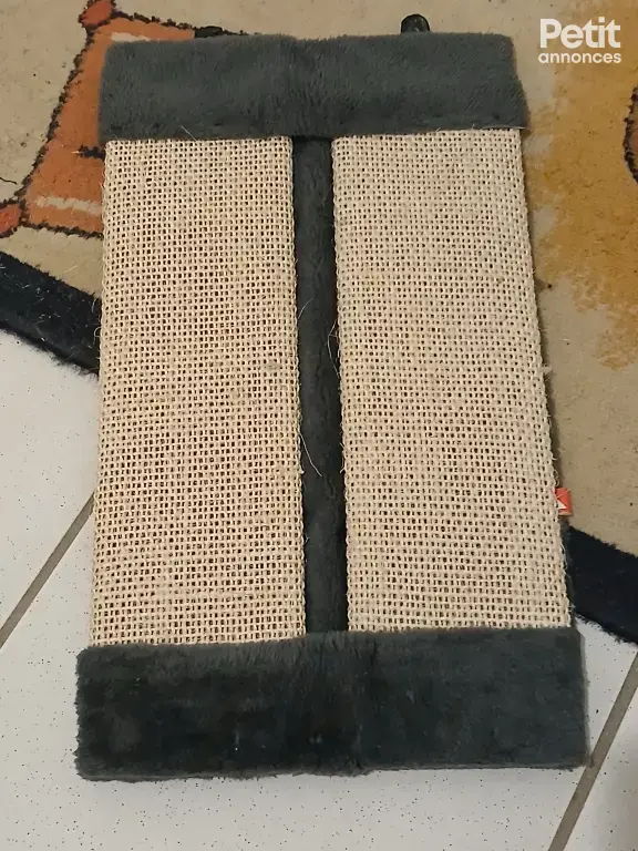 urgent vraiment urgent a vendre avant mercredi matin grifoir pour chat très bon état