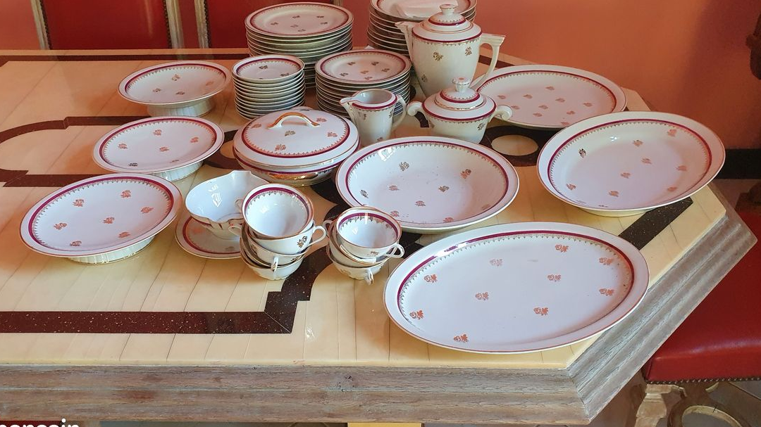 Service en PORCELAINE de LIMOGES DE 74 pièces