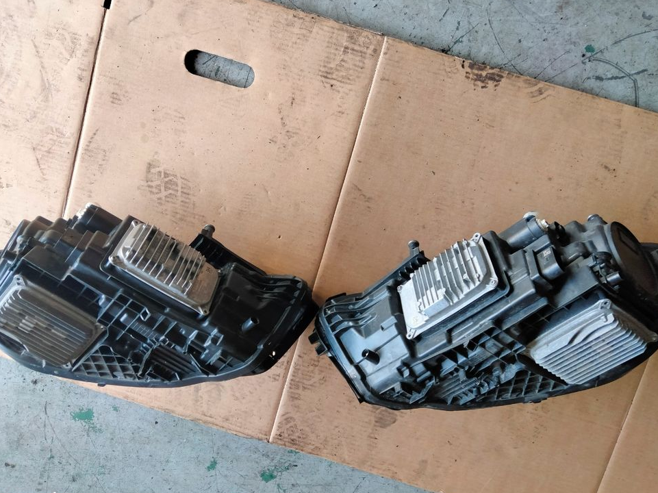 Je vends deux phare de Mercedes classe a de 2020 avant droite et avant gauche référence de pièces à 177 à 906 55 00 l'autre côté à 177 906 56 00