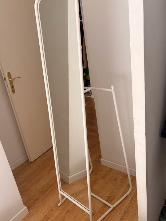 Miroir sur pied porte manteau