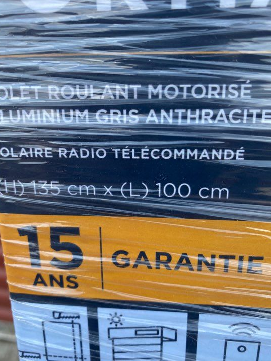 Volet roulant solaire aluminium anthracite - ouverture motorisée - Fortia - HT 1m35 LG 1m00