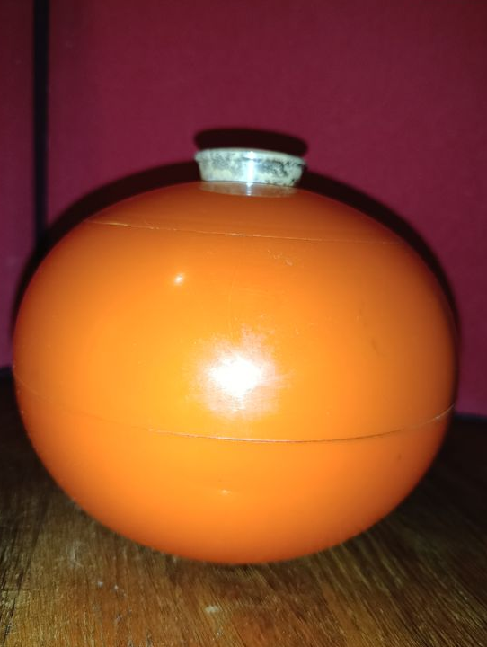 Ancien glacier, seau, bac à glaçons isothermique en forme d'une boule Années 70'' . En plastique ABS couleur orange pop. Signé