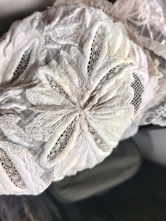 Coiffe dentelle chapeau beguin