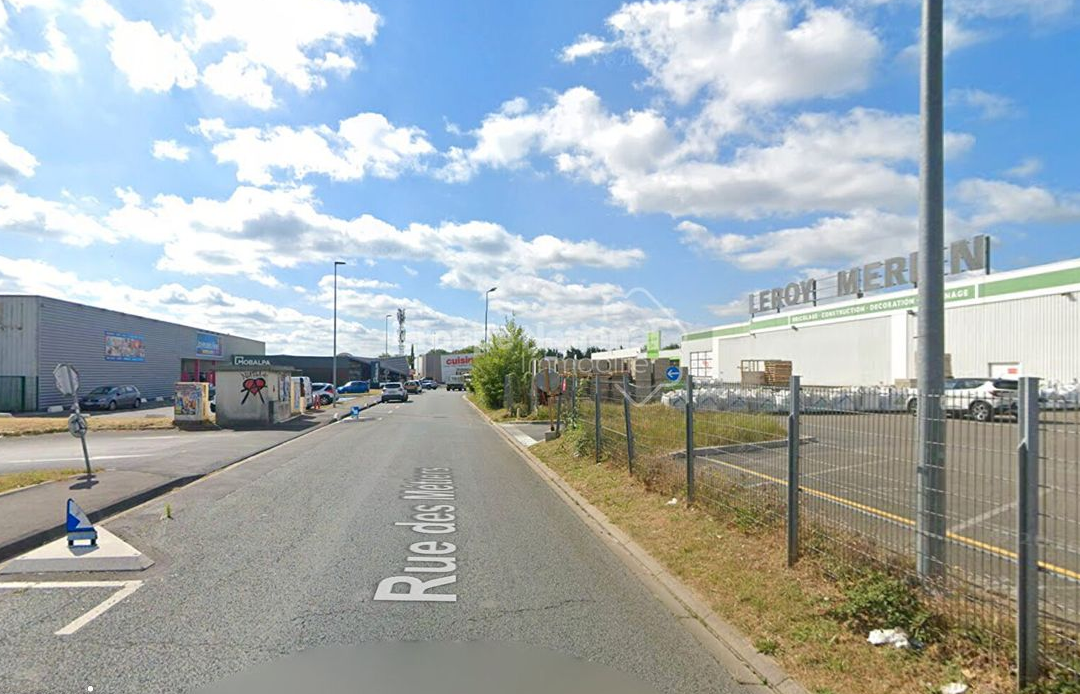 Local commercial 1100 m² JAUX